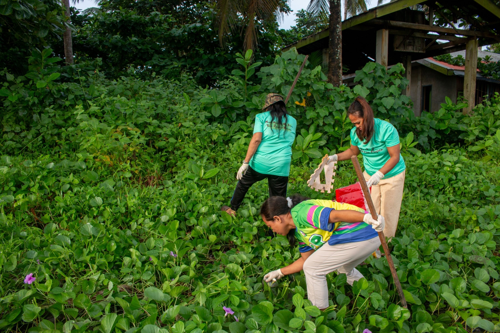Mga marites picking up trash